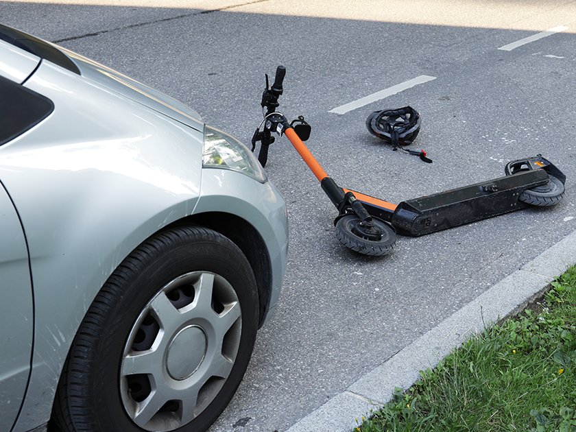ДТП с электросамокатом: как урегулировать страховой случай и введут ли ОСАГО для индивидуальных средств передвижения