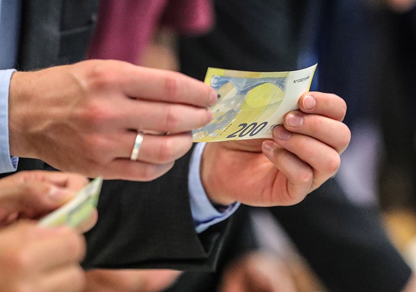 Европейский центробанк запустил в обращение новые купюры 100 и 200 евро