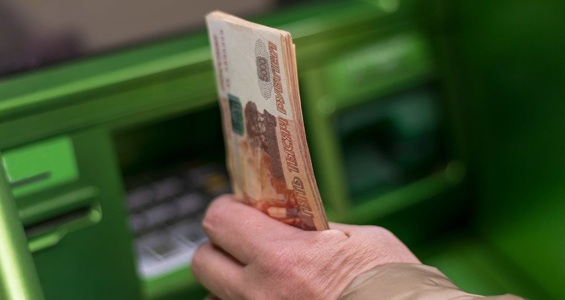 Россияне понесли деньги в банки: почему население избавляется от ...