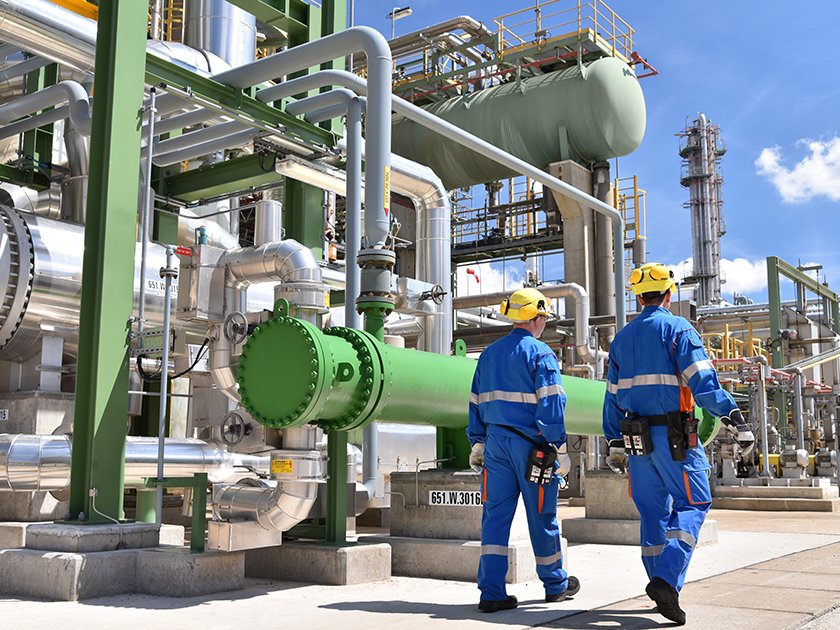 Нефть торгуется выше 100 долларов за баррель. Что это значит для российского инвестора и можно ли заработать