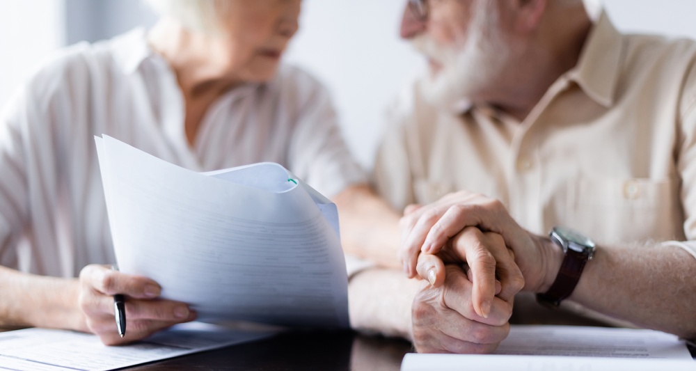 Как пенсионеру списать долги по кредитам через МФЦ или суд