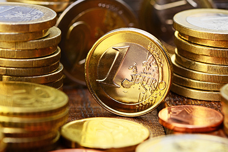 Официальный курс евро опустился на 50 копеек, ниже отметки 49 рублей