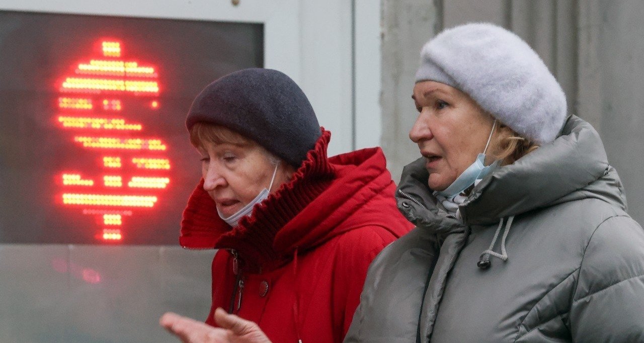 Аналитик назвал условие, при котором рубль рухнет до 120 за доллар 21. ...