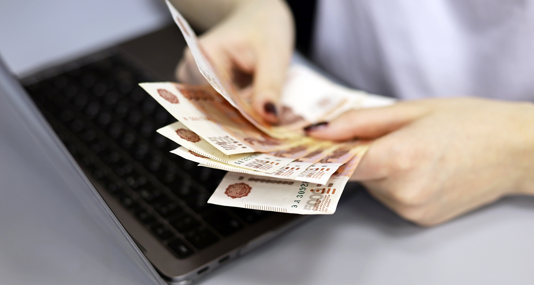 Россияне перестали нести деньги на вклады, работодатели больше не выплачивают премии. Обзор Банки.ру