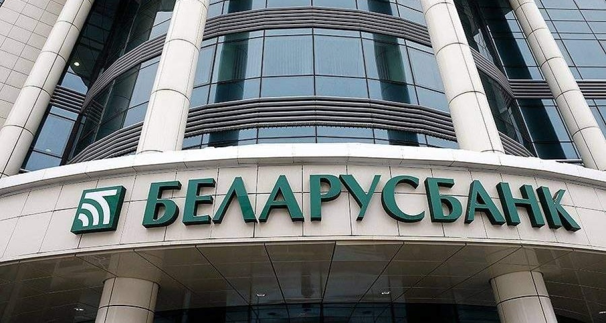 Крупнейший банк Белоруссии остановил переводы с карты на карту в рублях