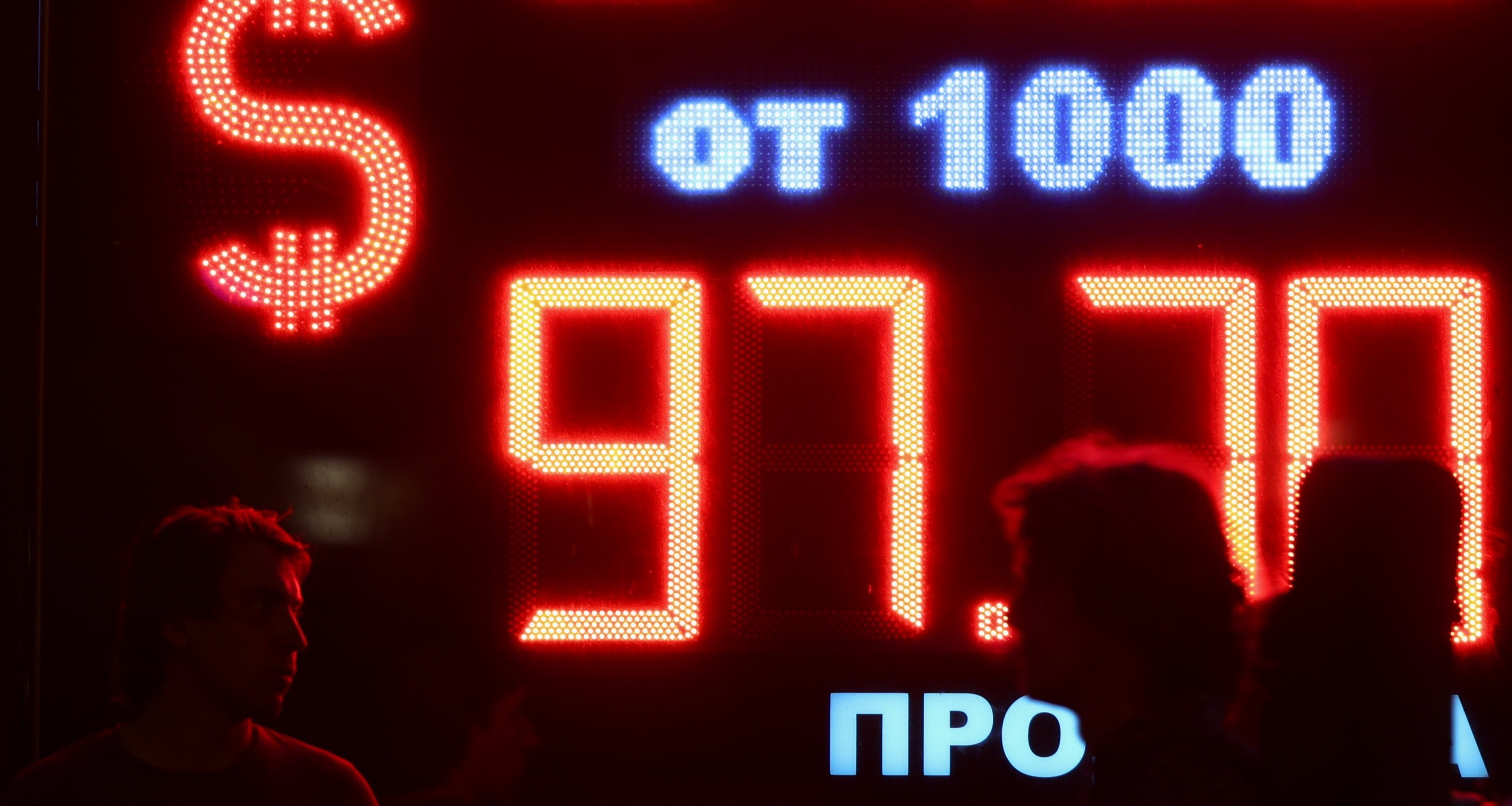 Продавать или ждать курс выше 100: россиянам объяснили, что делать с долларами