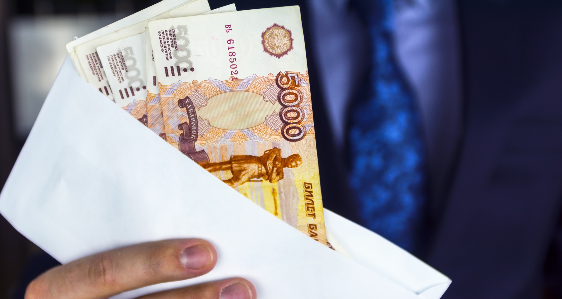 Россиянам начнут урезать зарплаты