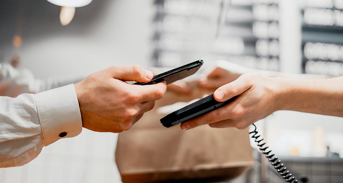 Вместо Apple Pay: «Тинькофф» запустит бесконтактную оплату стикерами за 700 рублей