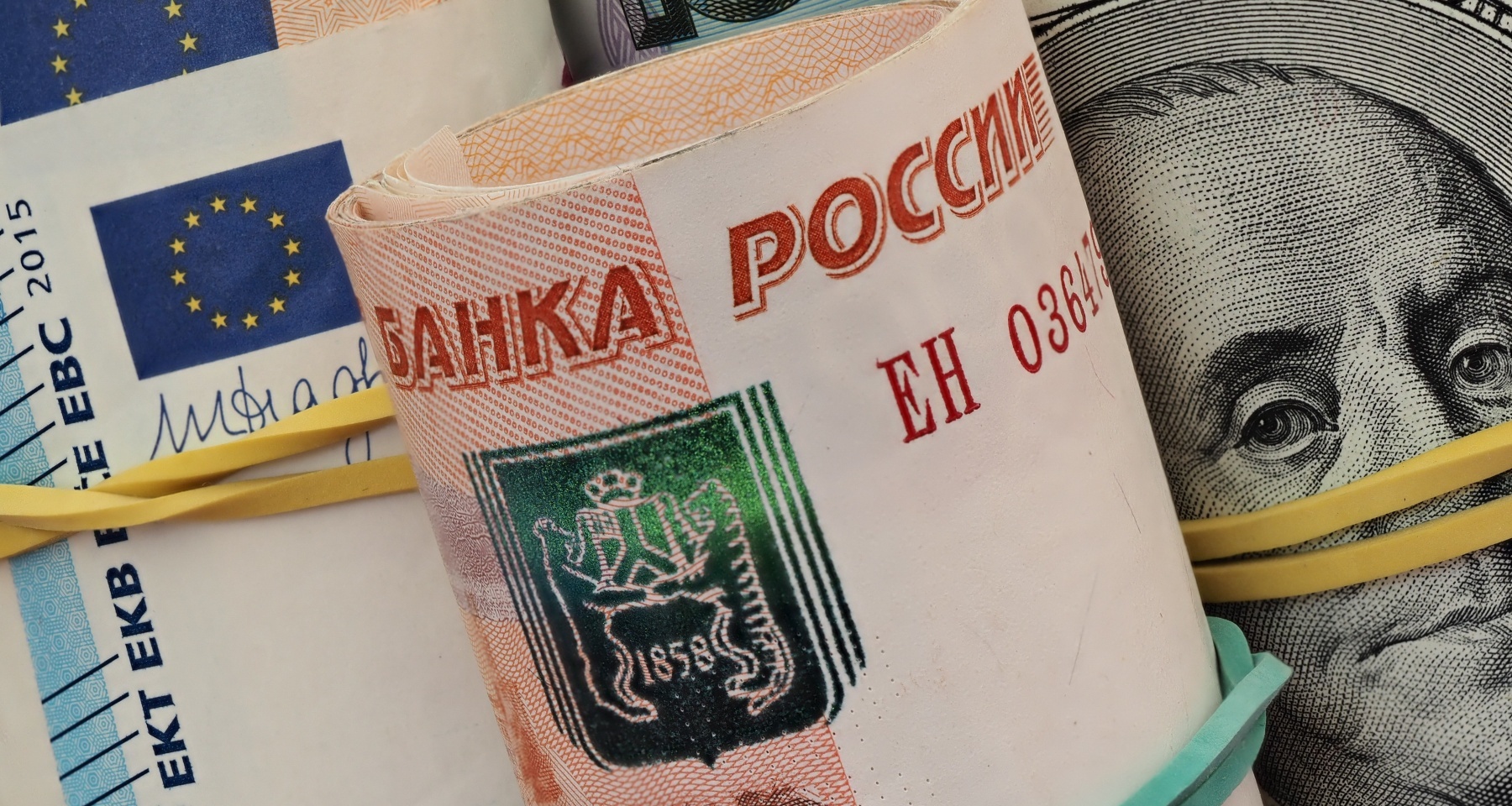 Рубль укрепился к доллару, но уступает евро. ЦБ установил официальные курсы валют на 12 августа