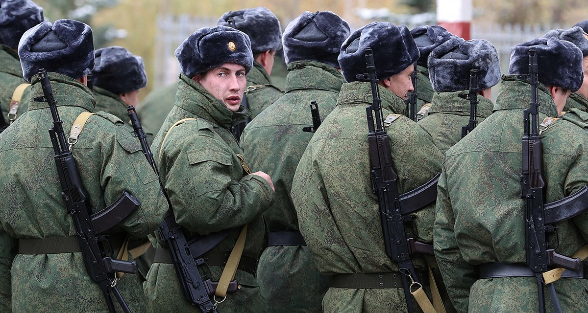 Военкоматы забирают паспорта. Как в банках оформляют карты мобилизованным