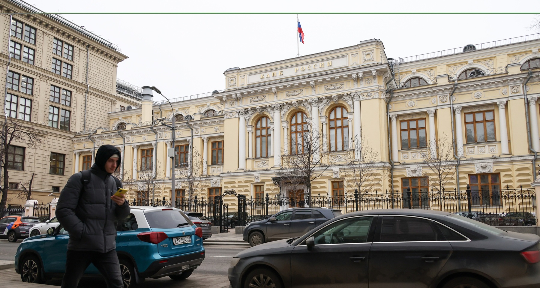 Интрига вокруг решения ЦБ по ключевой ставке и предупреждение о риске роста цен на продукты. Обзор Банки.ру