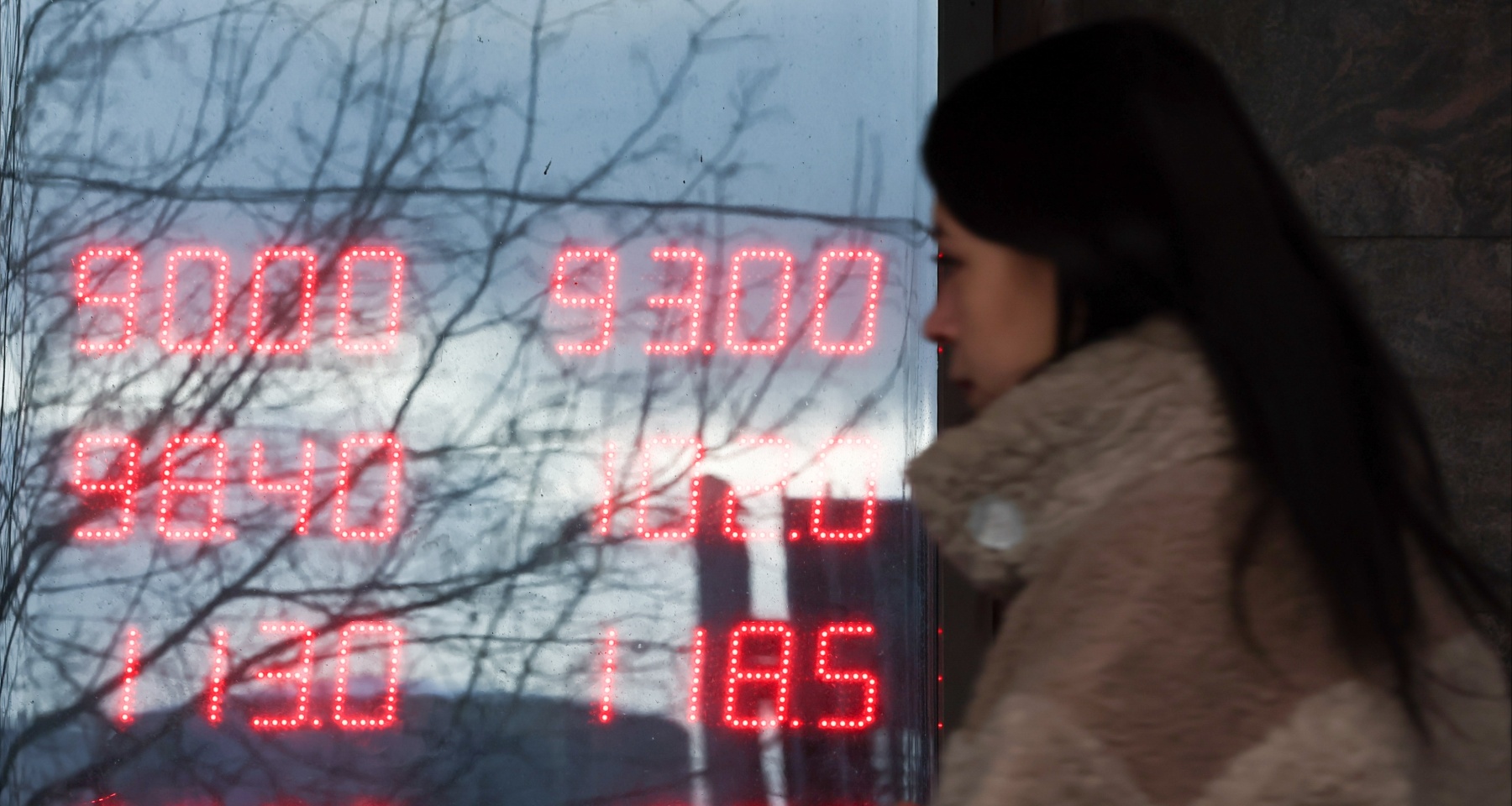 Рубль слабеет: эксперт объяснил, чего ждать от курса