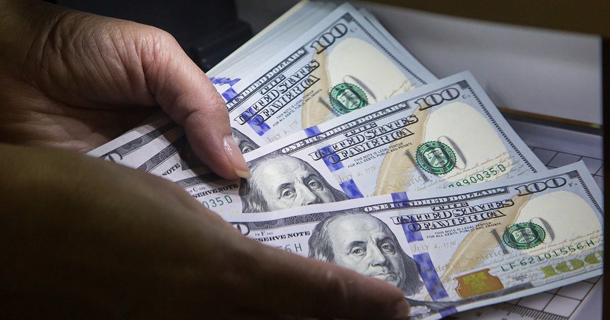 Российские банки возобновляют продажу наличной валюты
