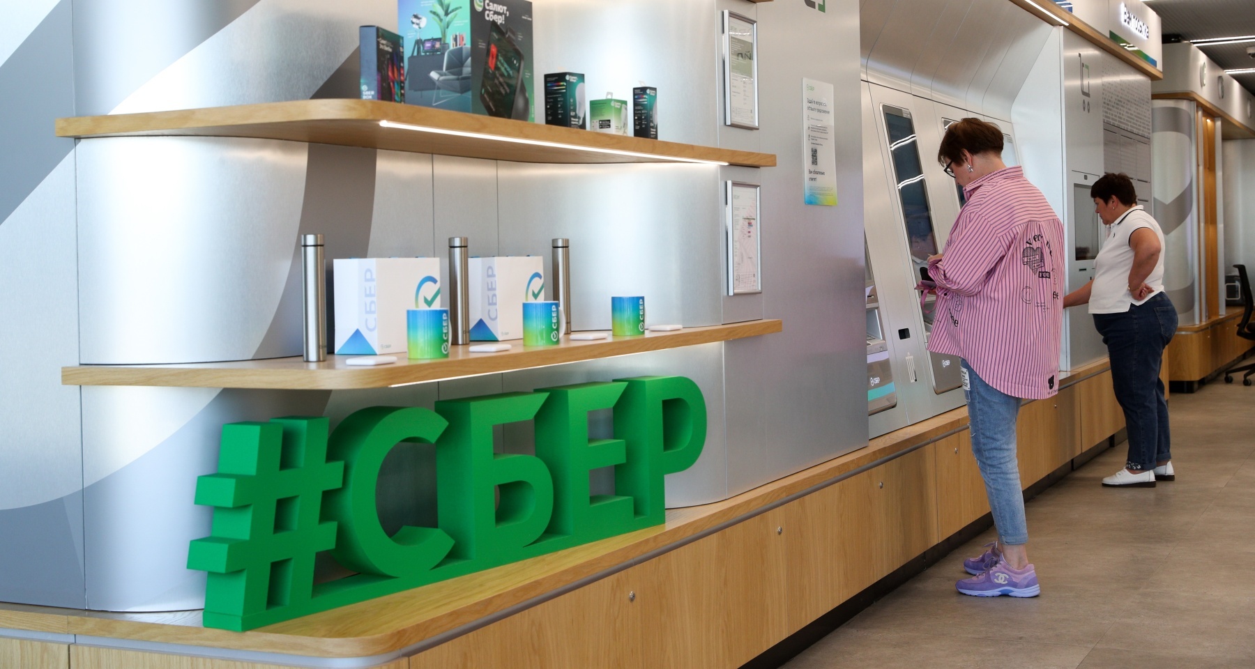 В Сбере спрогнозировали уровень ключевой ставки, подростки массово становятся инвесторами. Главное за день