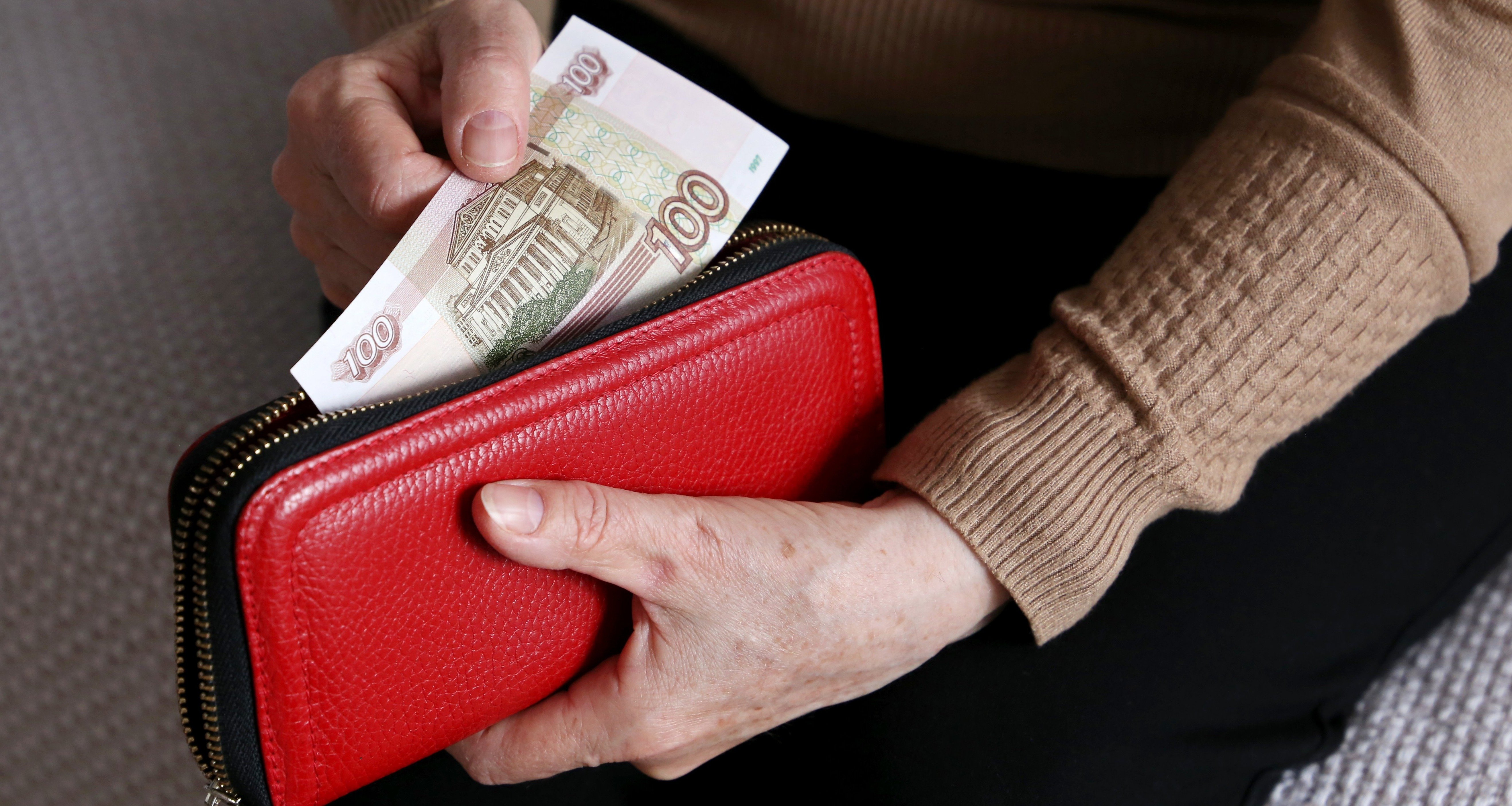 У россиян скопилось 17 трлн наличных: чем опасно хранить деньги «под матрасом»
