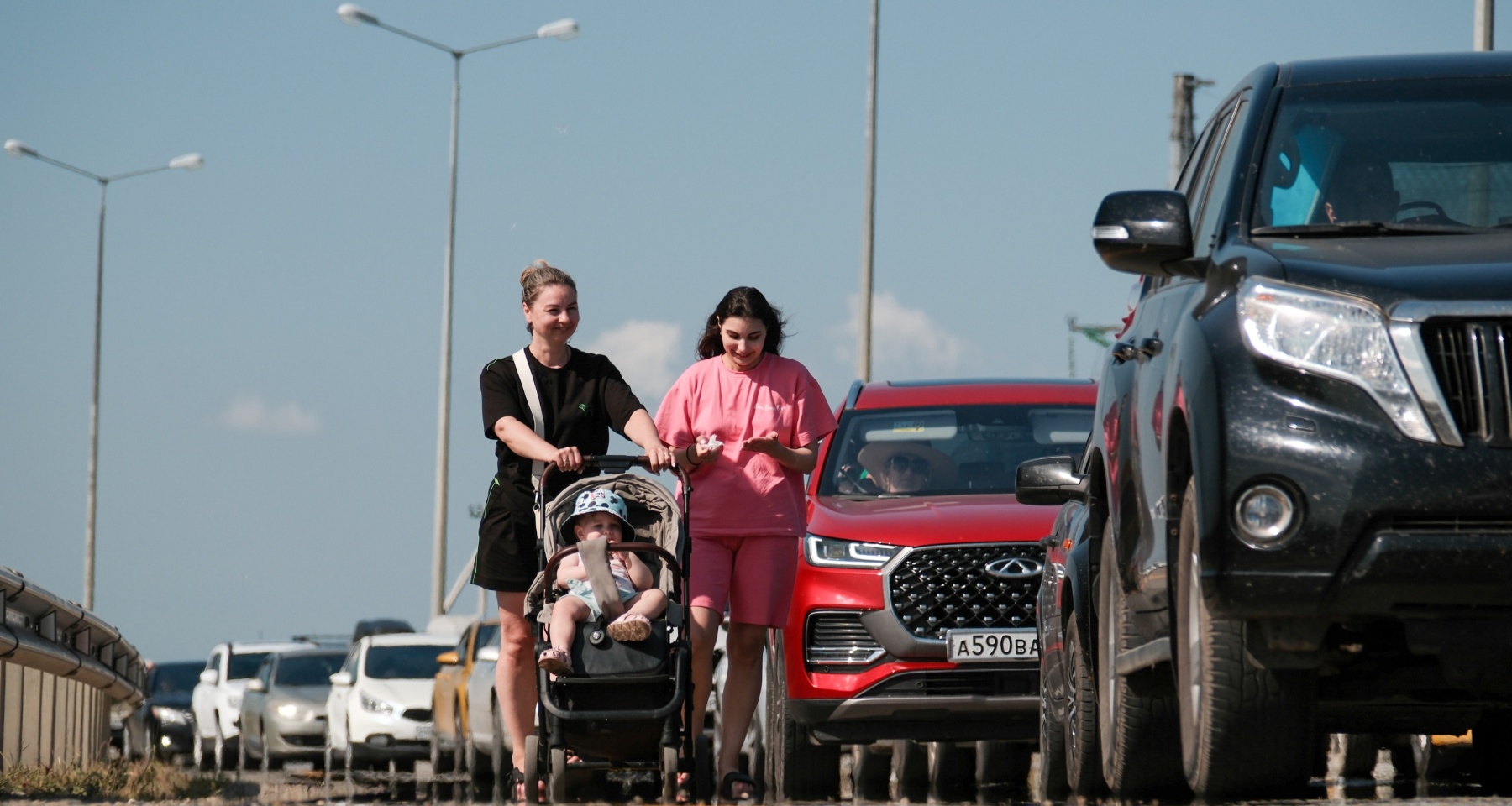 Перед Крымским мостом скопилось 2 тысячи автомобилей