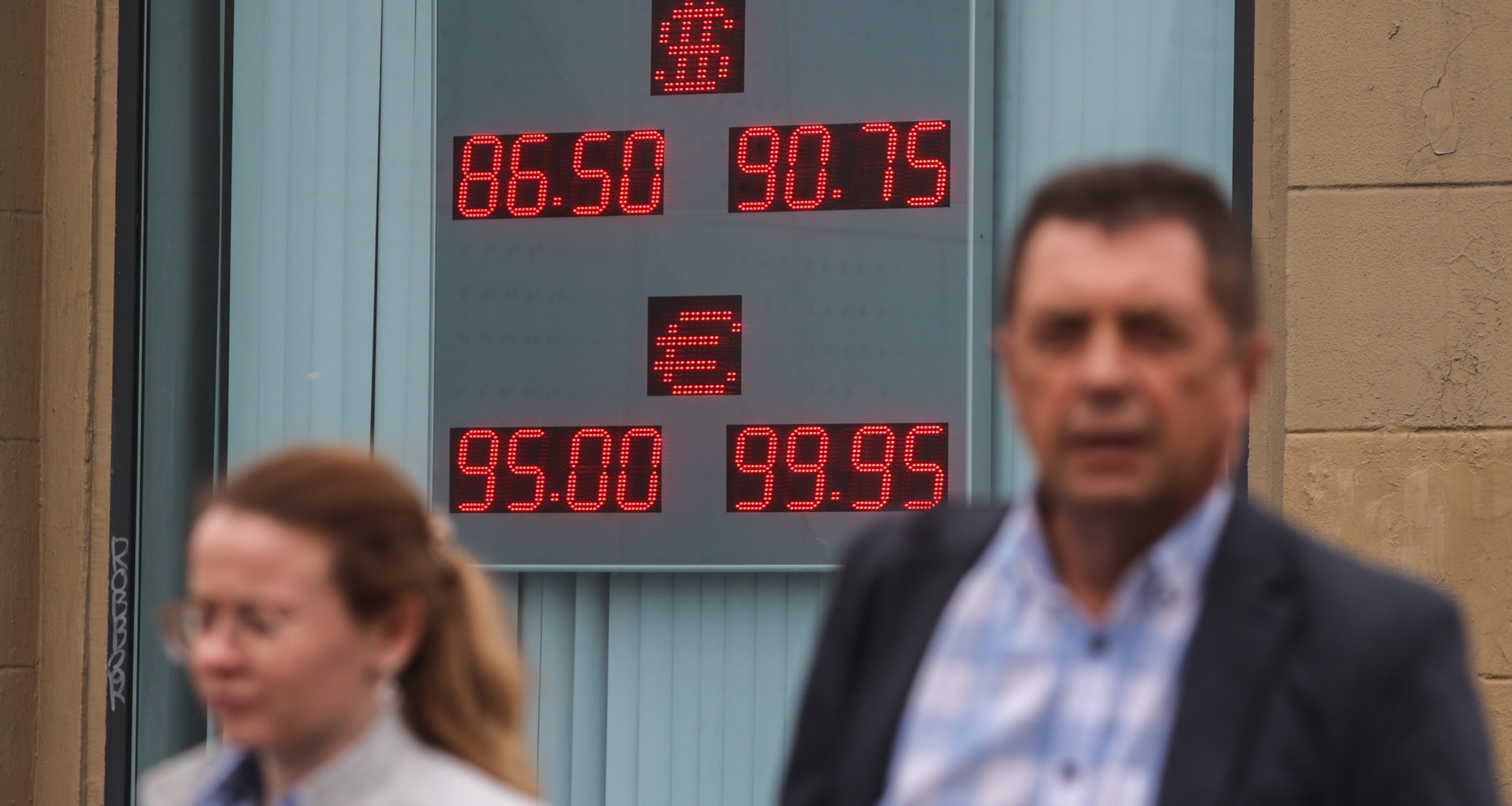 Россиянам объяснили, как по ним бьет текущее падение рубля