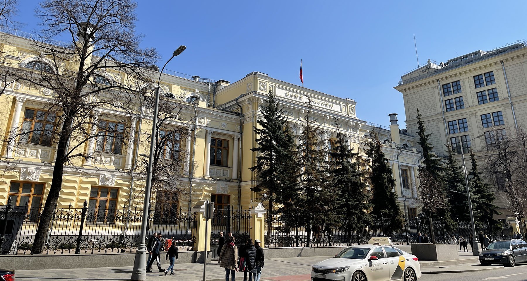 Центробанк опроверг, что вновь покупает валюту для сдерживания рубля