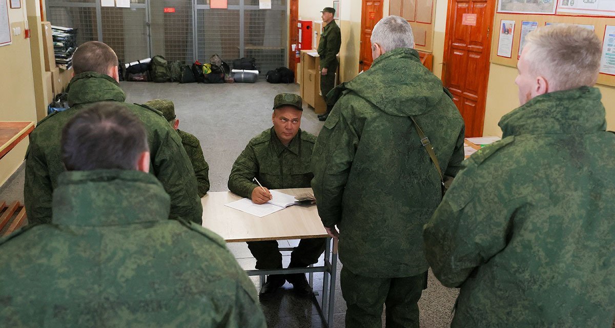 В регионы РФ спущен план по набору в армию 400 тыс. контрактников — Bloomberg