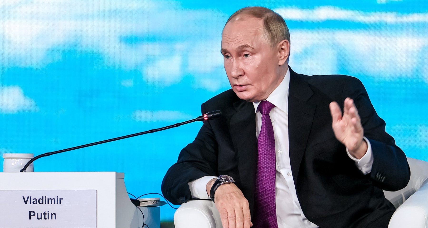 Путин заявил, что Россия не проводит политику дедолларизации