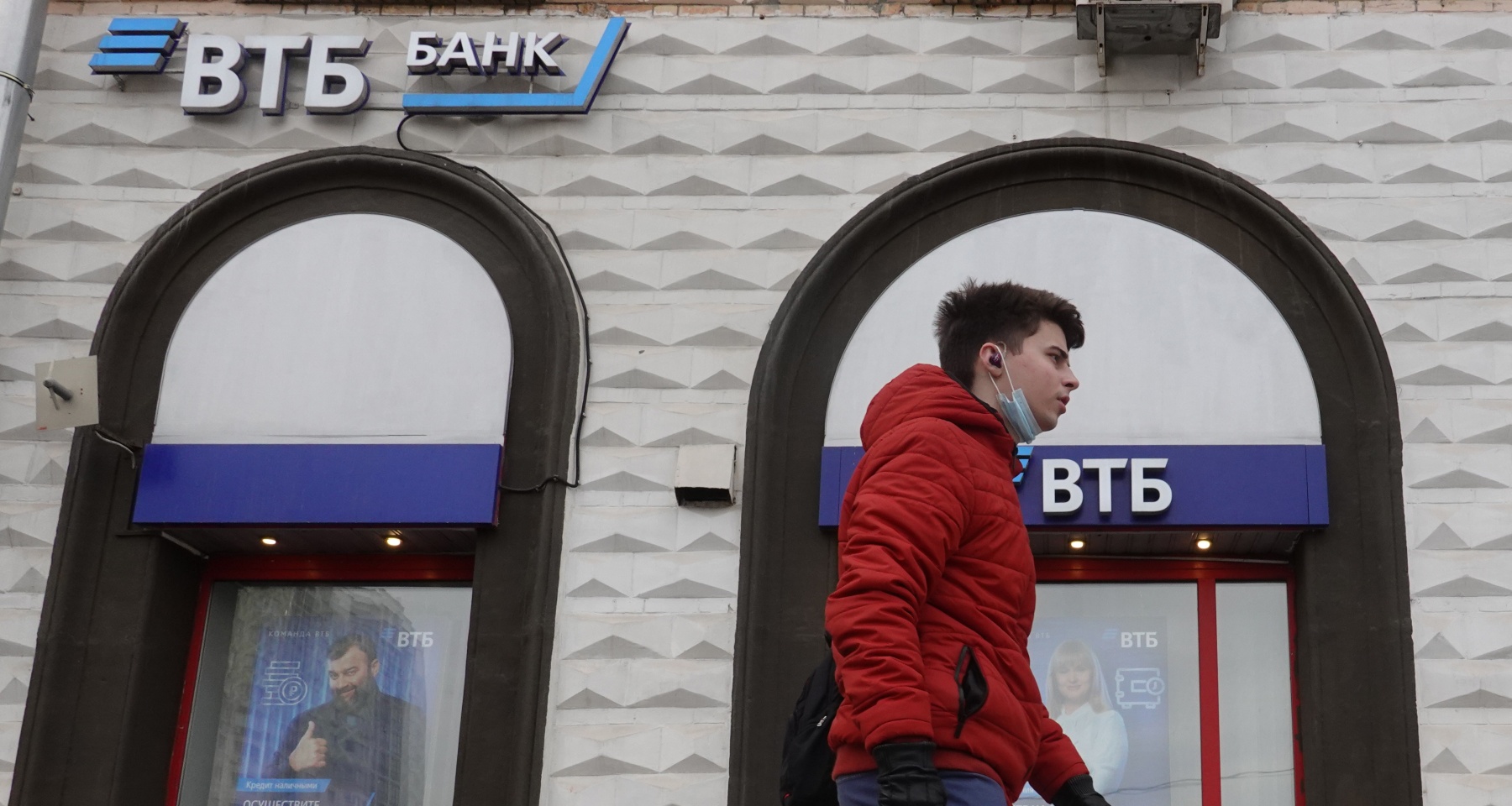 Объемы выдач ипотеки в России снизились в два раза 