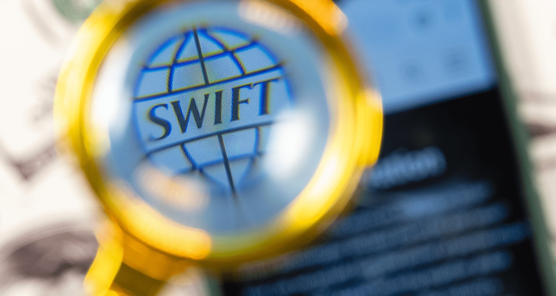 Россияне рассказали, как теряют деньги в процессе SWIFT-переводов и можно ли их вернуть