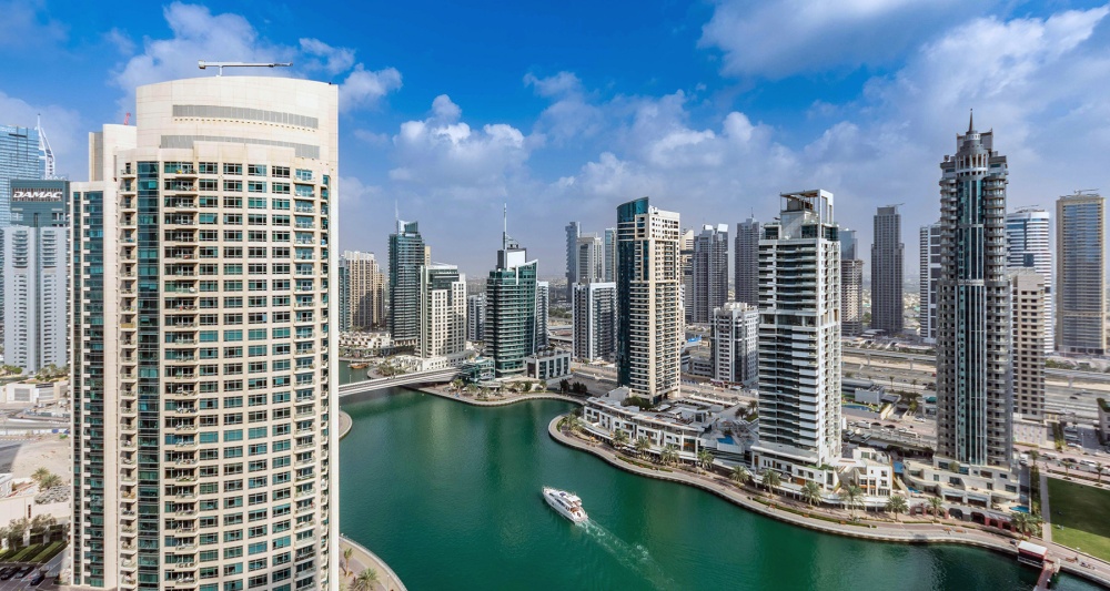 «Бесплатный билет на самолет и завтрак в аэропорту. Как я сэкономил более 25 000 рублей на поездке в Дубай с помощью банковских карт» 