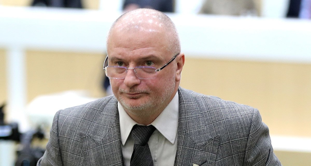 В Совфеде и Думе поспорили с сенатором, предложившим запретить выезд из России