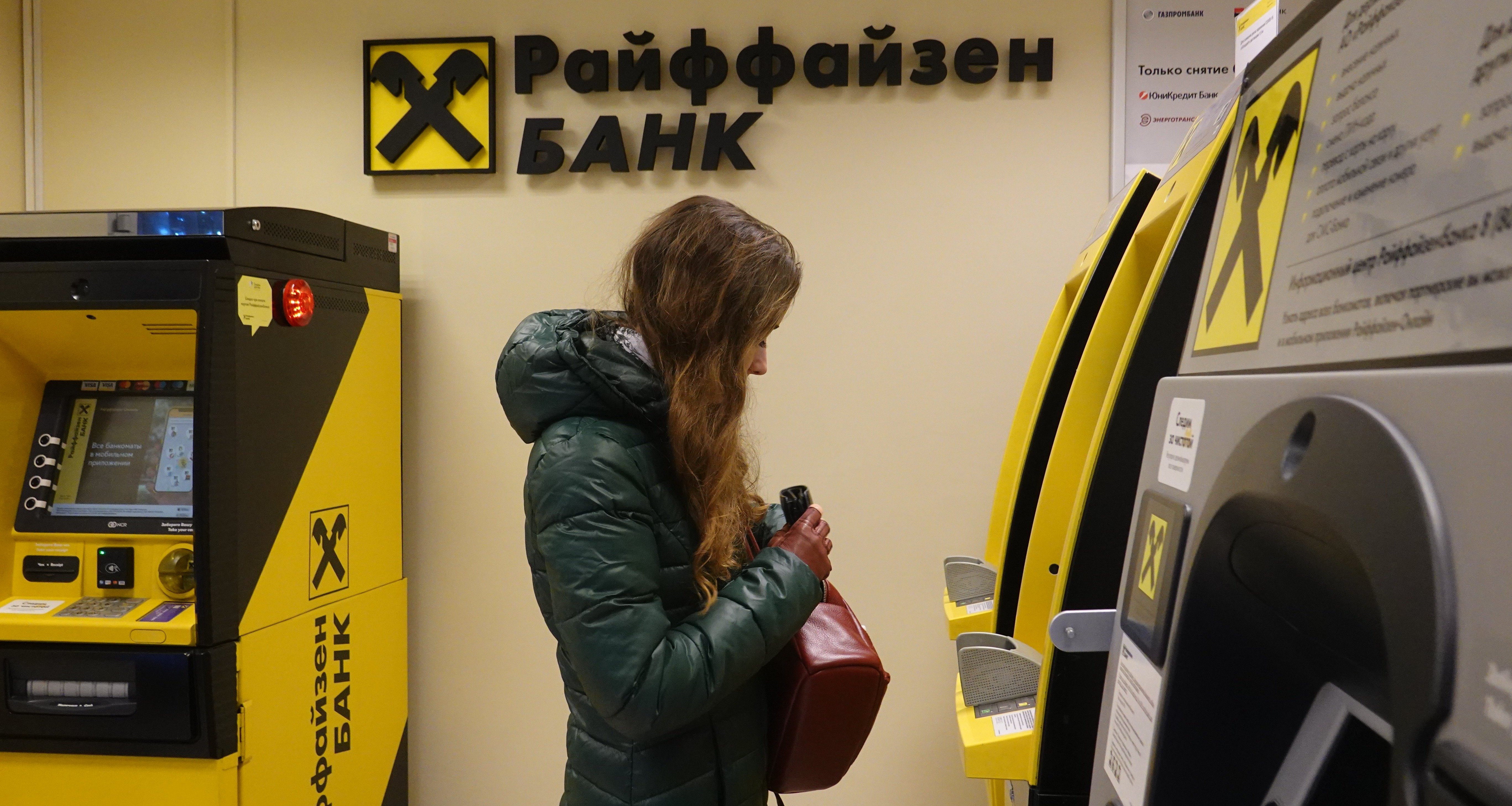 Выгодная «ловушка». Райффайзен Банк обслуживает половину внешних платежей России