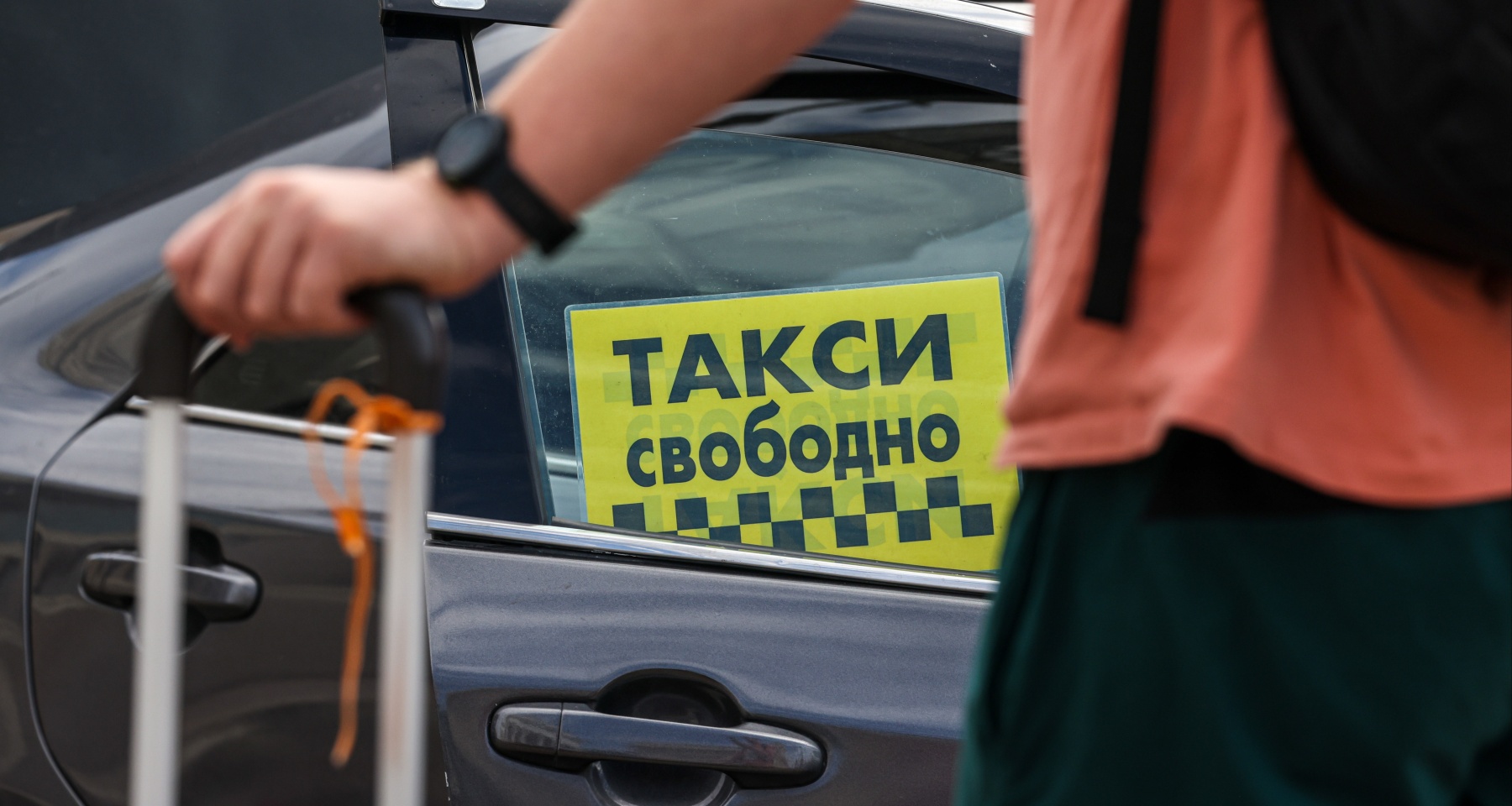 В московских аэропортах объявили вне закона нелегальных таксистов 