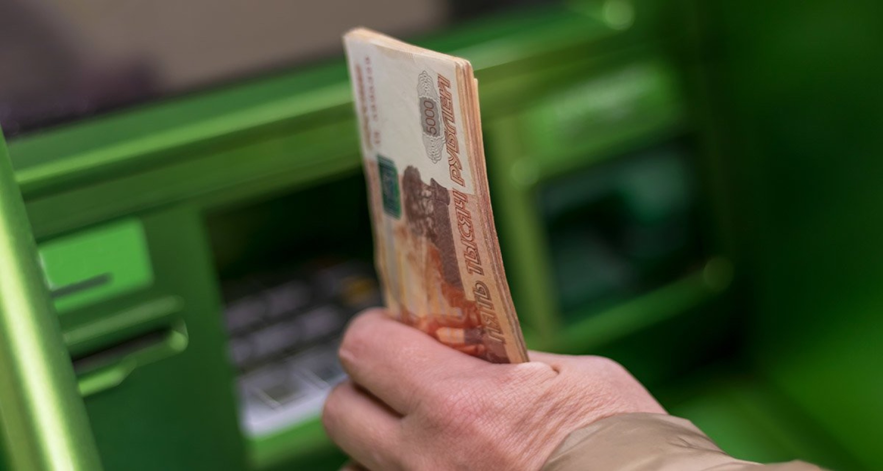 Россияне массово переводят деньги с российских на заграничные счета: в чем подвох