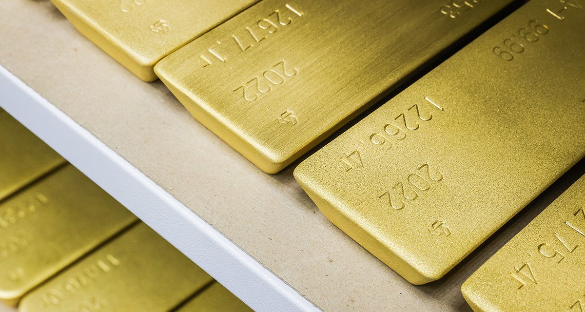 Россияне скупили тонны золота. Выгодно ли сейчас вкладываться в слитки?