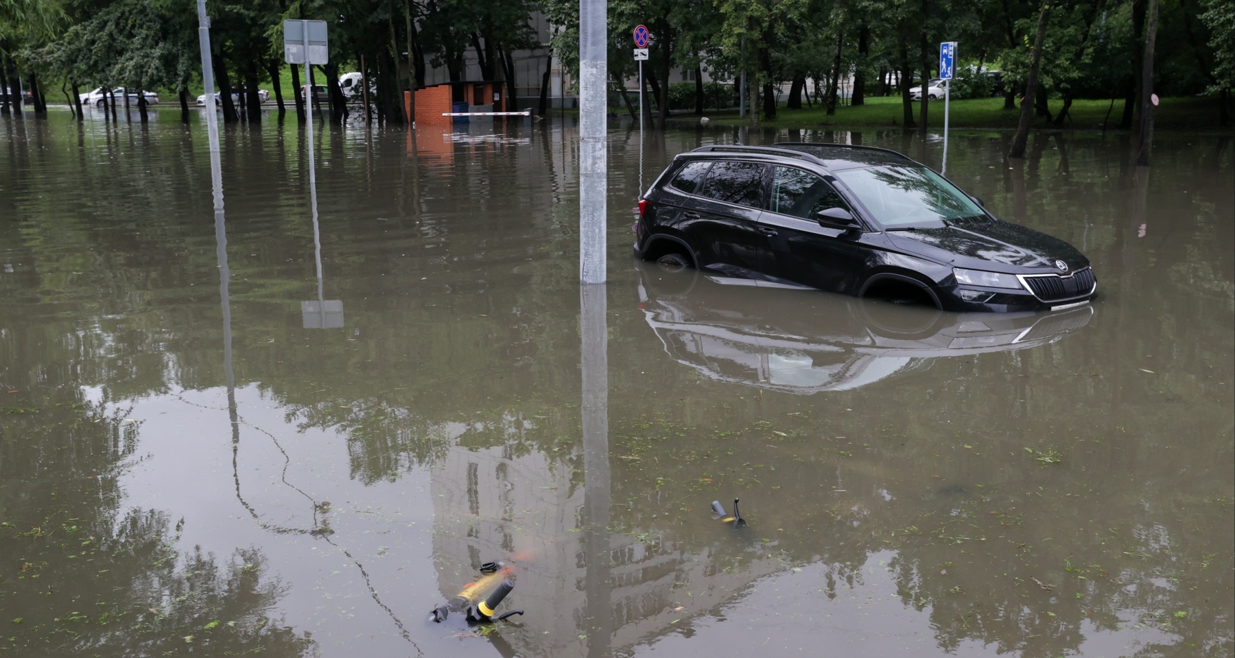 Эксперт пояснила, кому из автовладельцев положены выплаты за поврежденные во время ливней авто