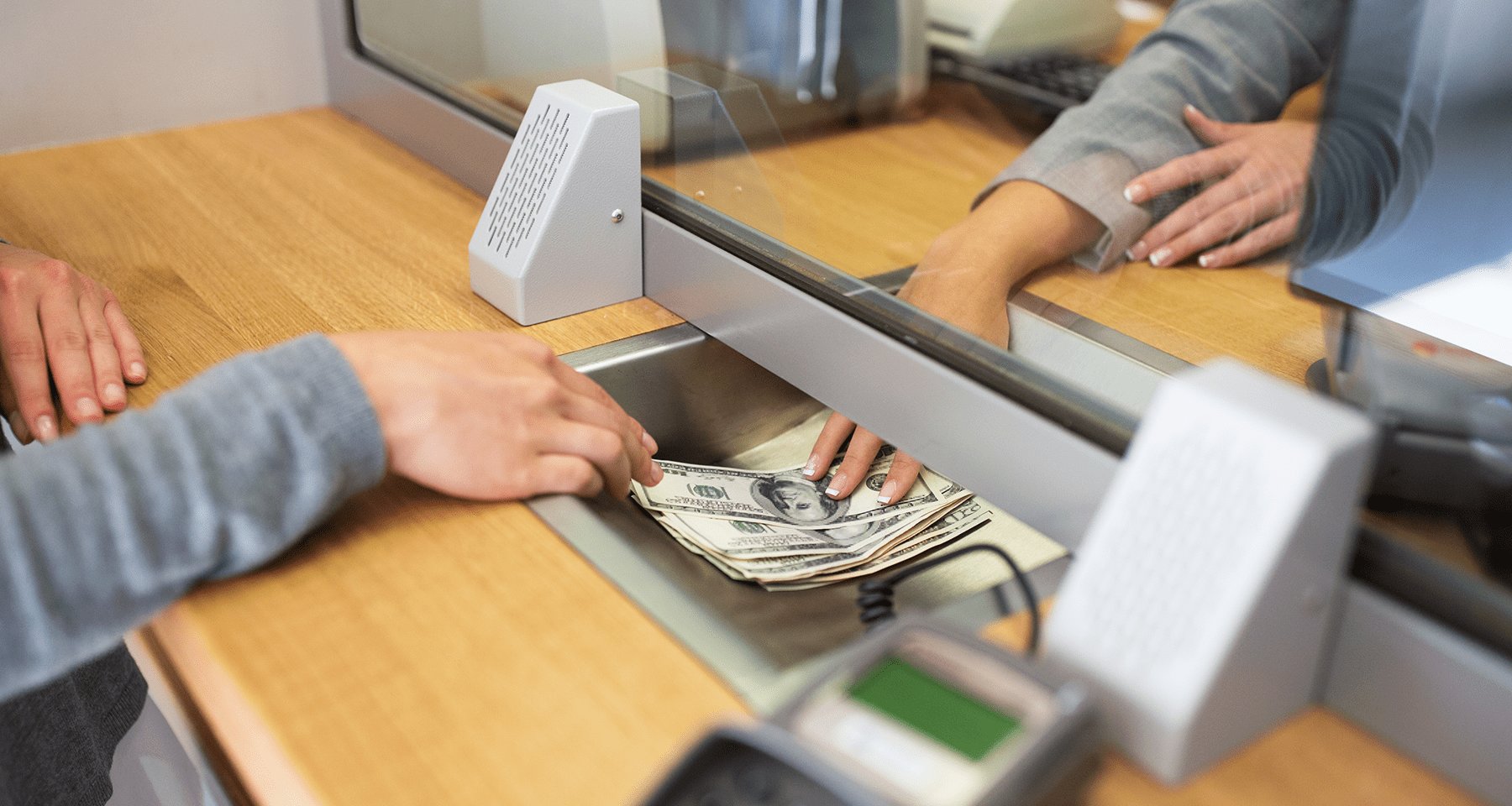 Как забрать валюту из банка: с какими трудностями сталкиваются клиенты