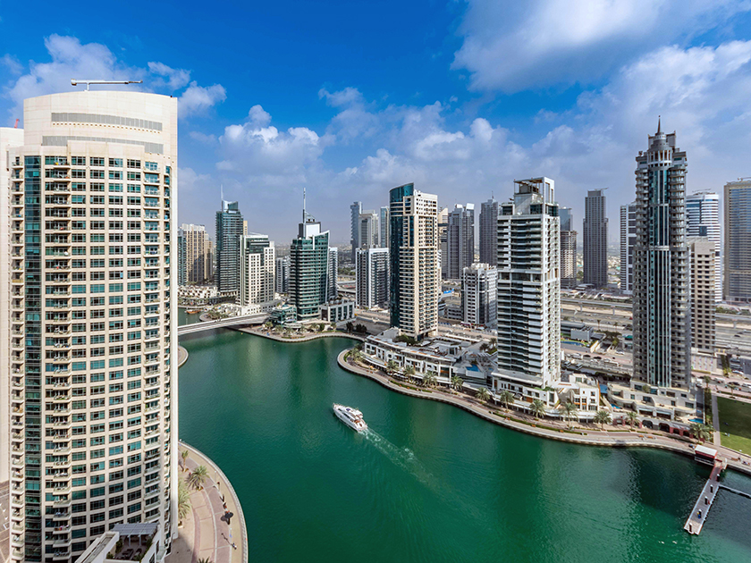 «Бесплатный билет на самолет и завтрак в аэропорту. Как я сэкономил более 25 000 рублей на поездке в Дубай с помощью банковских карт» 