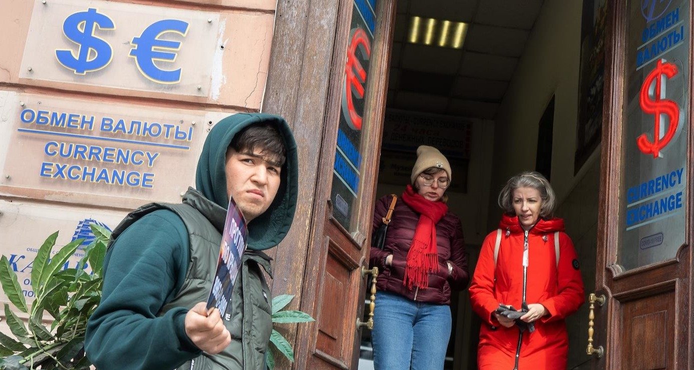 Рубль теряет поддержку: эксперты назвали причины и предсказали курс