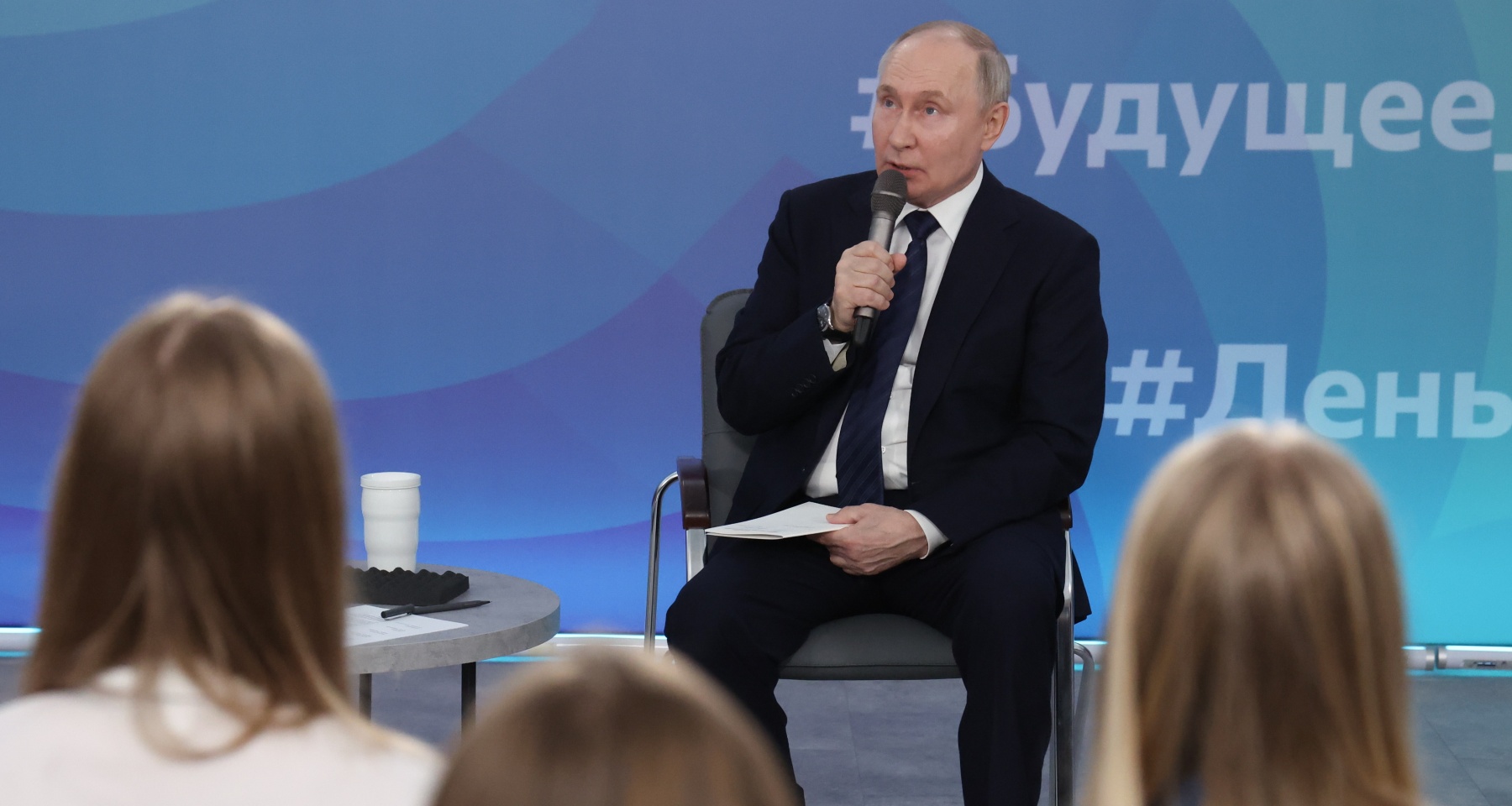 Путин пообещал держать ставку по семейной ипотеке