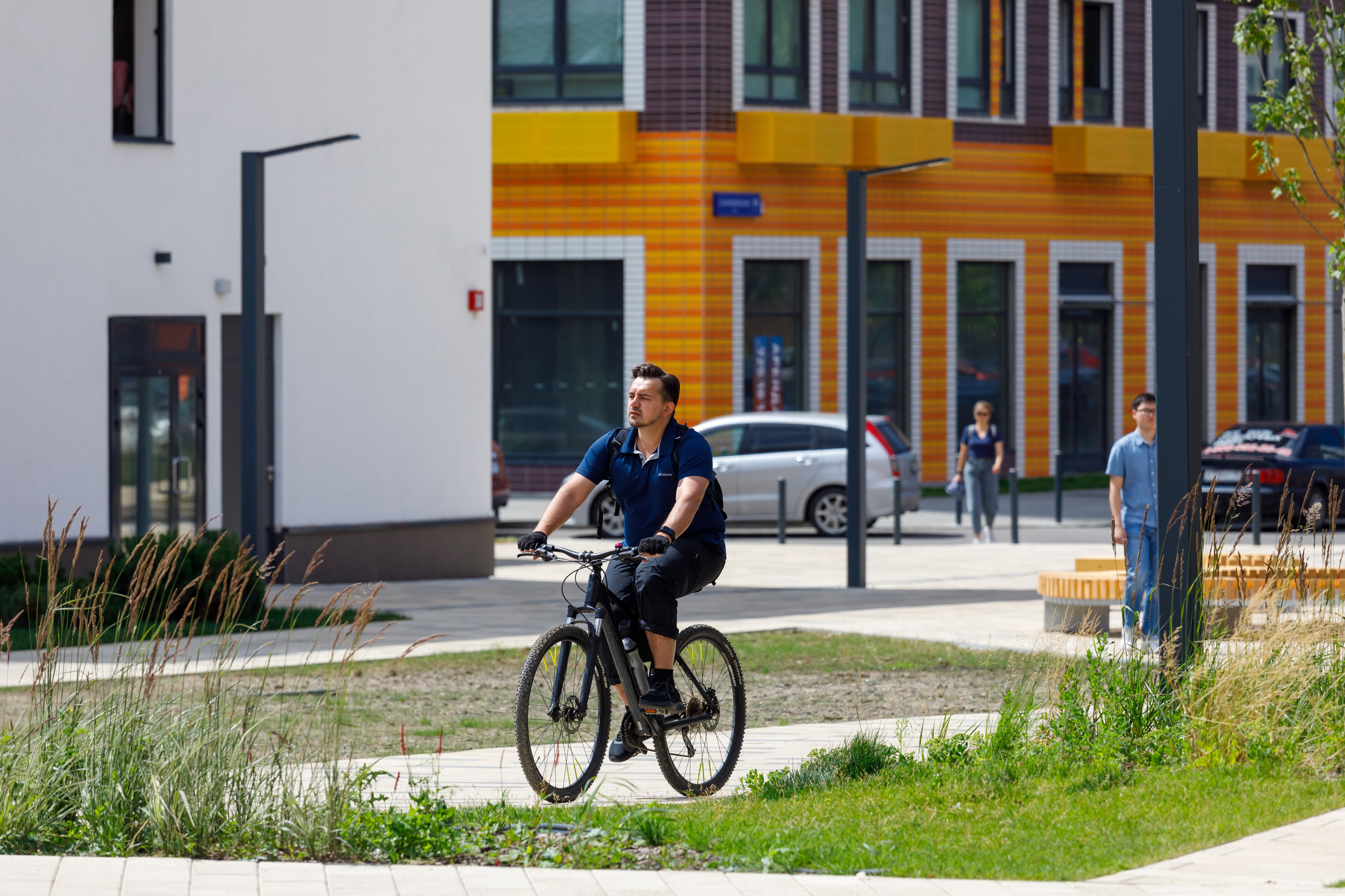 Во дворе безопасно гулять пешком или кататься на велосипеде или самокате. Территория свободна от машин, а для электросамокатов действует «медленная зона». Это значит, что при въезде на территорию квартала скорость прокатного самоката автоматически плавно снижается
