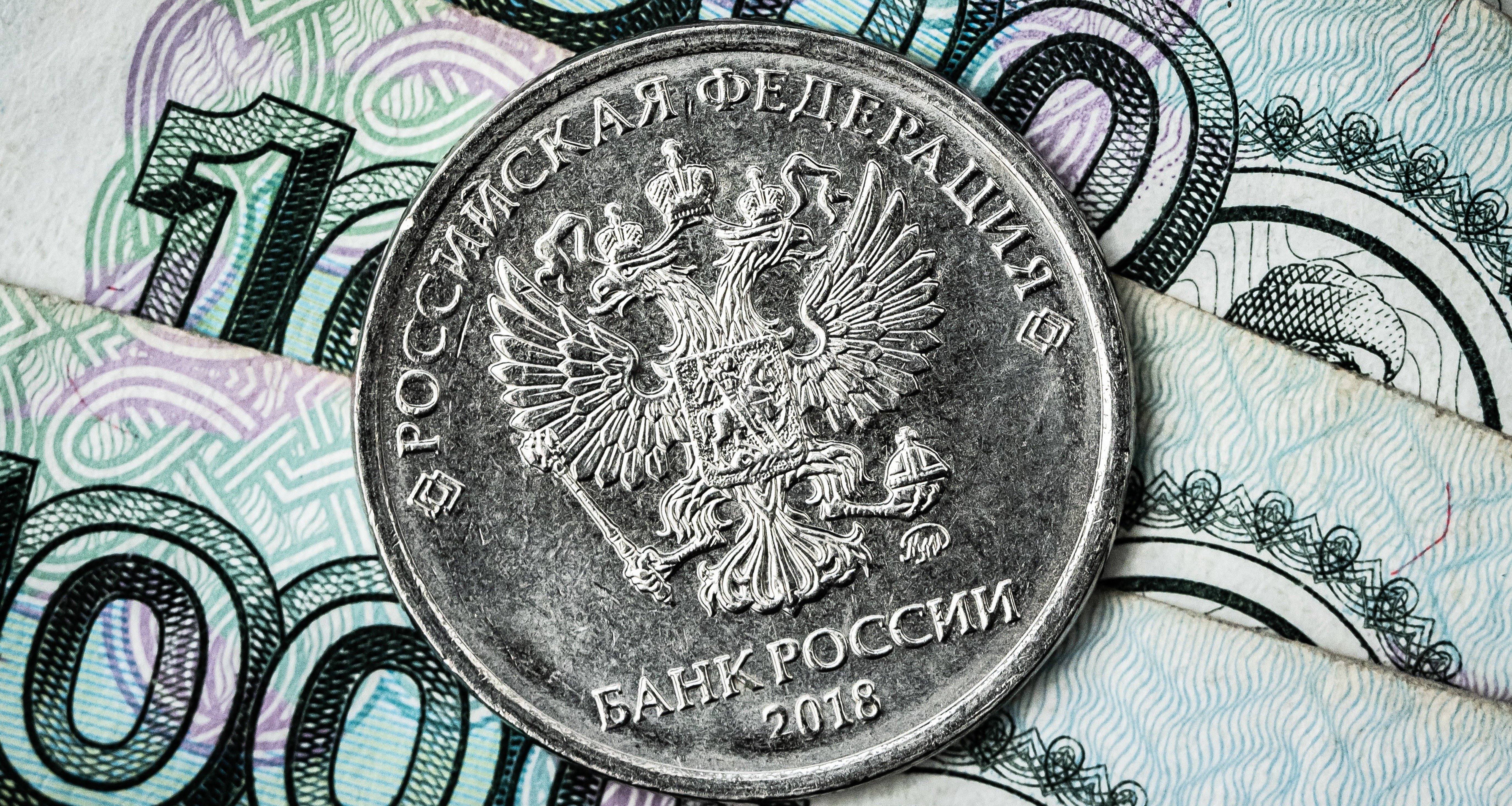 Экономист рассказал, какие деньги не стоит хранить «под подушкой»