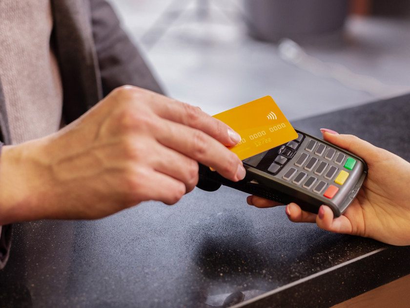 С 1 января 2026 года операции с банковскими картами будут облагаться налогом 22%. Что это значит для россиян