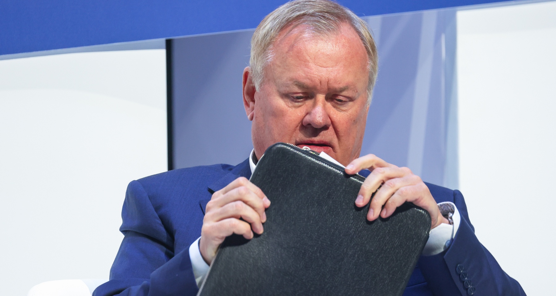 Костин назвал крепкий рубль вредным и предложил «отруливать к 90 плюс»