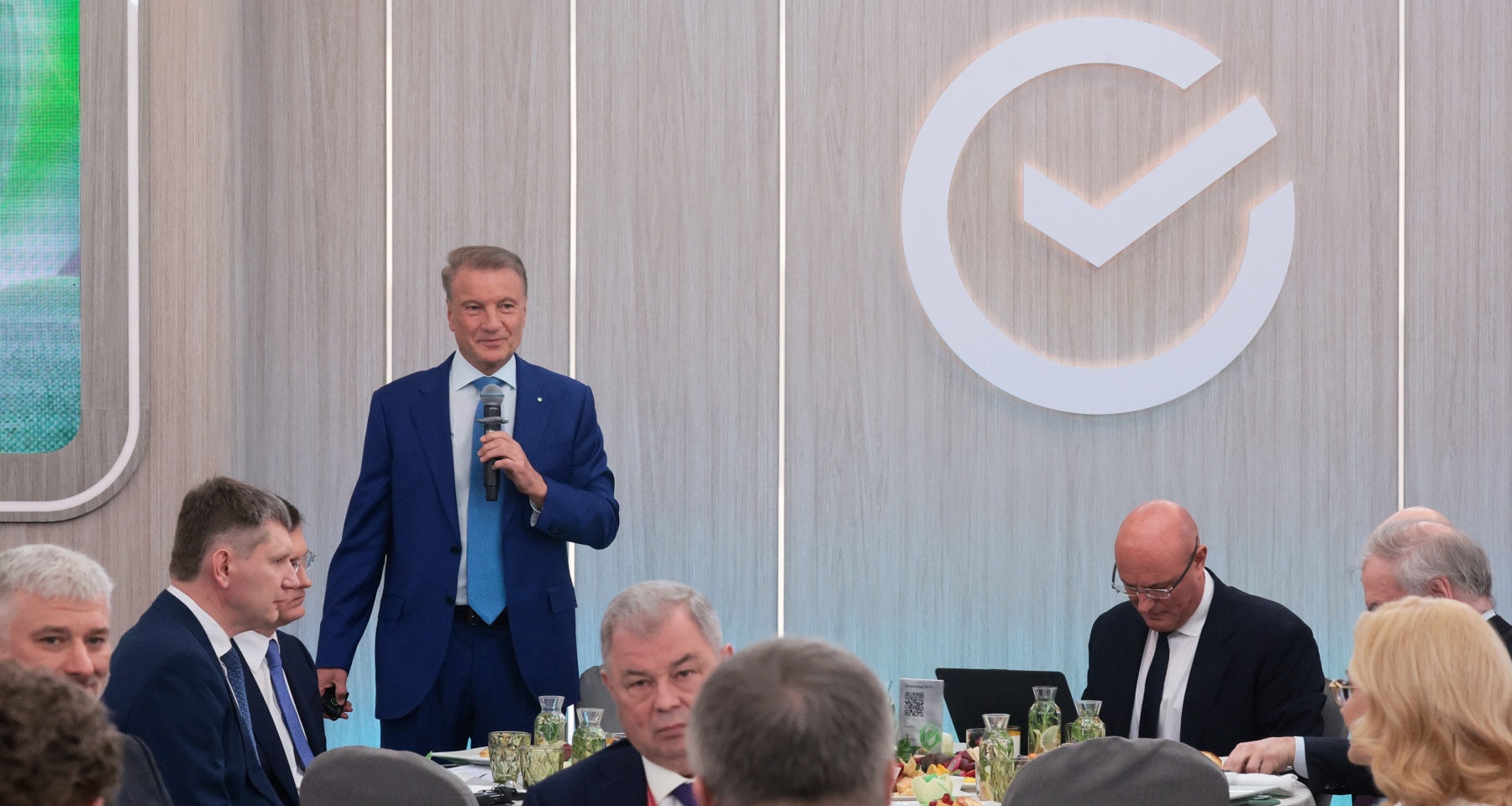 Греф заявил, что Сбербанком управляет не он