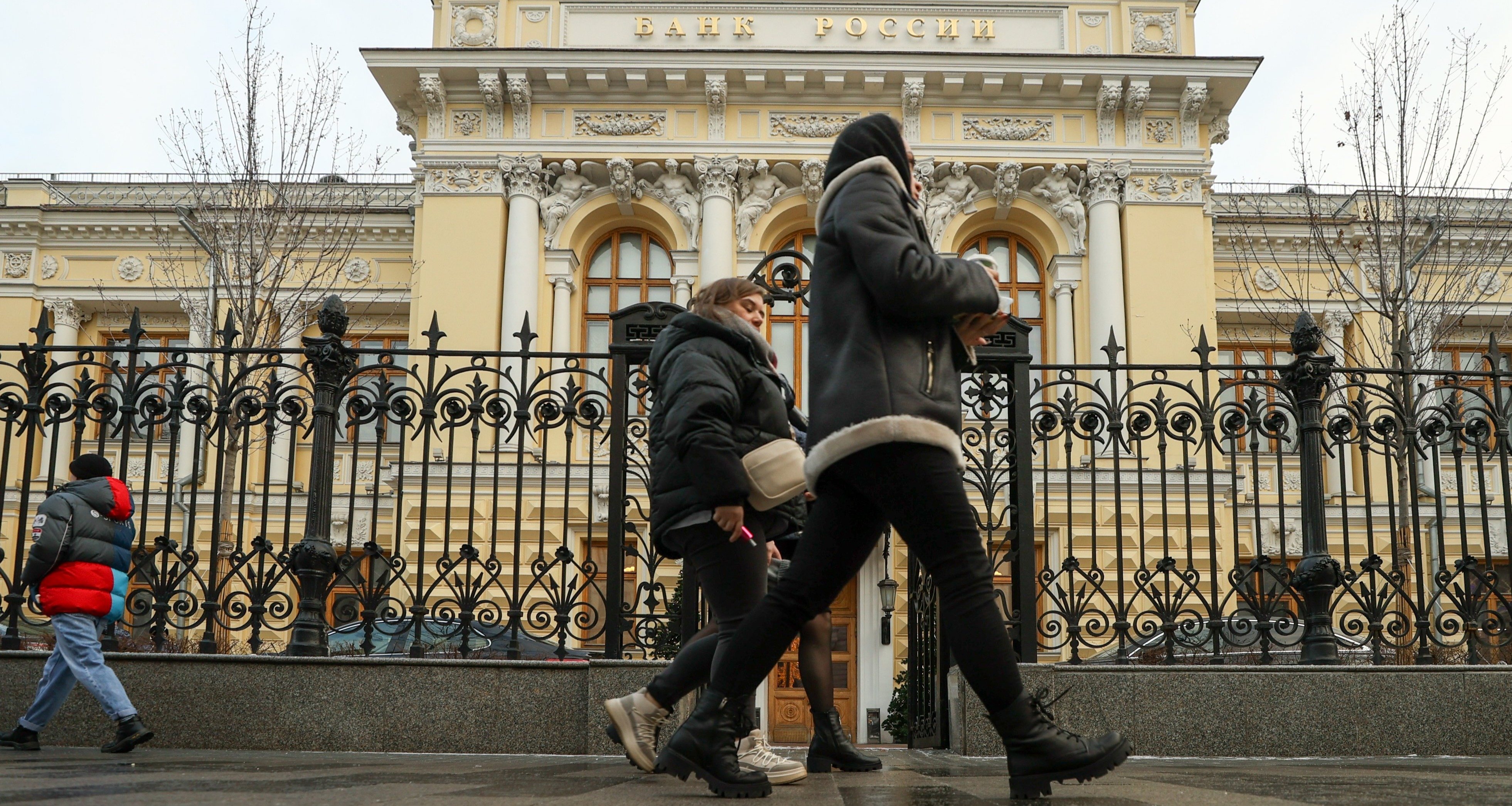 Как ЦБ поступит со ставкой и почему россияне массово скупают жилье. Главное за неделю